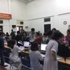 Phụ huynh đưa trẻ đi xét nghiệm tại Bệnh viện Bệnh Nhiệt đới Trung ương. (Ảnh: PV/Vietnam+)