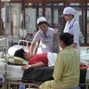 Bác sỹ thăm khám cho bệnh nhân mắc sốt xuất huyết. (Ảnh: TTXVN/Vietnam+)