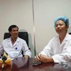 Bệnh nhân tên Cao Quang Cảnh và phó giáo sư Đồng Văn Hệ cùng chia sẻ lại về ca mổ. (Ảnh: PV/Vietnam+)