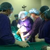 Các bác sỹ thực hiện ca phẫu thuật khớp gối bằng kỹ thuật hiện đại tại Bệnh viện Hữu nghị Việt Đức. (Ảnh: PV/Vietnam+)