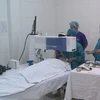 Các bác sỹ Bệnh viện Mắt Hà Nội thực hiện ca phẫu thuật mắt theo công nghệ mổ mắt không chạm. (Ảnh: PV/Vietnam+)