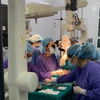 Các bác sỹ thực hiện ca phẫu thuật tạo hình cho bệnh nhân 9 tuổi. (Ảnh: PV/Vietnam+)