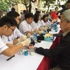 Bác sỹ khám sàng lọc bệnh đái tháo đường cho người dân. (Ảnh: TTXVN/Vietnam+)