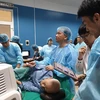 Các bác sỹ thực hiện kỹ thuật nội soi phóng đại và ánh sáng màu trong chẩn đoán ung thư đại trực tràng sớm cho một bệnh nhân. (Ảnh: PV/Vietnam+)