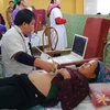 Bác sỹ trẻ khám bệnh cho người dân tại huyện Bảo Lạc, tỉnh Cao Bằng. (Ảnh: PV/Vietnam+)
