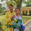 Hai mẹ con bé Trần Ngọc Diệu vui mừng khi đã chiến thắng bệnh lao màng não. (Ảnh: PV/Vietnam+)