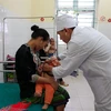 Bác sỹ khám sức khỏe cho người dân vùng cao. (Ảnh: PV/Vietnam+)
