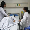 Bác sỹ Hoa khám cho bệnh nhân trước khi mổ. (Ảnh: PV/Vietnam+)