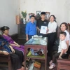 Đại diện Bảo hiểm Xã hội Việt Nam tặng quà cho hai con chị Hà. (Ảnh:PV/Vietnam+)