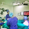 Các bác sỹ Bệnh viện Hữu nghị Việt Đức phẫu thuật nâng ngực cho một bệnh nhân. (Ảnh: PV/Vietnam+)