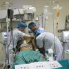 Các bác sỹ chăm sóc cho bệnh nhân sau phẫu thuật. (Ảnh: PV/Vietnam+)