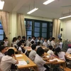 Các bác sỹ khám sàng lọc về sức khỏe cho học sinh tại quận Hoàn Kiếm, Hà Nội. (Ảnh: PV/Vietnam+)