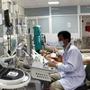 Bác sỹ khám, theo dõi sức khoẻ cho một sản phụ. (Ảnh: TTXVN/Vietnam+)
