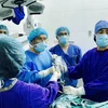 Các bác sỹ tiến hành phẫu thuật cho bệnh nhân. (Ảnh: PV/Vietnam+)