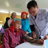 Bác sỹ khám bệnh cho người dân vùng cao tại tỉnh Cao Bằng. (Ảnh: PV/Vietnam+)