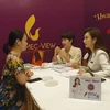 Các chuyên gia làm đẹp của Hàn Quốc tư vấn về làm đẹp tại Ngày hội. (Ảnh: PV/Vietnam+)