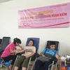 Các bạn trẻ hiến máu tại điểm hiến máu cố định tại Trung tâm Y tế Quận Hoàn Kiếm. (Ảnh: PV/Vietnam+)