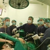 Giáo sư Trần Bình Giang thực hiện một ca phẫu thuật nội soi. (Ảnh: PV/Vietnam+)