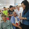 Bệnh nhân tại Bệnh viện Đa khoa tỉnh Ninh Bình chia sẻ về việc phải chờ đợi lâu khi đi khám bệnh. (Ảnh: PV/Vietnam+)
