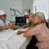 Nhân viên y tế khám bệnh cho người dân tại Trạm y tế xã Thanh Thủy, Hà Nam. (Ảnh: PV/Vietnam+)