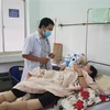 Điều trị cho bệnh nhân sốt xuất huyết tại tỉnh Bình Phước. (Ảnh: Đậu Tất Thành/TTXVN)