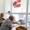 Người dân khám bệnh, lấy máu xét nghiệm tại một cơ sở y tế. (Ảnh: PV/Vietnam+)