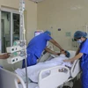 Các bác sỹ theo dõi sức khỏe cho bệnh nhân sau phẫu thuật. (Ảnh: PV/Vietnam+)