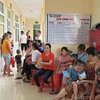 Người dân và trẻ nhỏ chờ tiêm chủng cho trẻ tại Trung tâm y tế xã Đoàn Kết, huyện Vân Đồn. (Ảnh: T.G/Vietnam+)