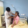 Bác sỹ Hưng khám cho bệnh nhân. (Ảnh: PV/Vietnam+)