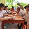 Các bác sỹ khám bệnh cho người dân tại huyện Cẩm Xuyên. (Ảnh: T.G/Vietnam+)