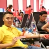 Các bạn trẻ tham gia hiến máu tình nguyện. (Ảnh: PV/Vietnam+)