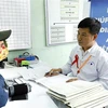 Cấp thuốc ARV từ nguồn bảo hiểm y tế cho bệnh nhân điều trị HIV ở Hà Nội. (Ảnh: Dương Ngọc/TTXVN)