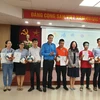 Ban Tổ chức trao giải tháng thứ nhất Cuộc thi Đi bộ vì sức khỏe. (Ảnh: PV/Vietnam+)