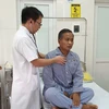 Bác sỹ khám cho một bệnh nhân mắc bệnh lao. (Ảnh: PV/Vietnam+)