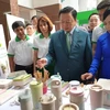 Bộ trưởng Bộ Y tế và Bộ trưởng Bộ tài nguyên và Môi trường tham quan các gian hàng thân thiện với môi trường. (Ảnh: T.G/vietnam+)