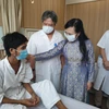 Bộ trưởng Bộ Y tế thăm bệnh nhân sau ghép tạng. (Ảnh: PV/Vietnam+)