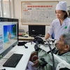 Phục hồi chức năng cho người bệnh với sự hỗ trợ của các thiết bị hiện đại. (Ảnh: T.G/Vietnam+)