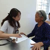 Bác sỹ khám bệnh, chăm sóc sức khoẻ cho người dân. (Ảnh: PV/Vietnam+) 