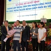 Các bác sỹ tặng hoa chúc mừng bệnh nhân ghép phổi đầu tiên được xuất viện. (Ảnh: PV/Vietnam+)