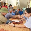 Bác sỹ khám bệnh miễn phí cho người cao tuổi tại Hà Tĩnh. (Ảnh: PV/Vietnam+)