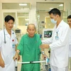 Bệnh nhân tập đi lại sau phẫu thuật. (Ảnh: PV/Vietnam+)