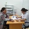 Khám bệnh cho người dân tại Bệnh viện Hữu nghị Việt Nam Cu Ba Đồng Hới. (Ảnh: PV/Vietnam+)