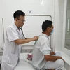 Điều trị cho bệnh nhân sốt xuất huyết tại Bệnh viện Bạch Mai. (Ảnh: PV/Vietnam+)