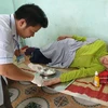 Khám bệnh cho người dân tại Trạm Y tế xã Quảng Phương, huyện Quảng Trạch. (Ảnh: PV/Vietnam+)
