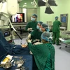 Các bác sỹ Bệnh viện Nhi Trung ương thực hiện ca phẫu thuật nang ống mật chủ thứ 1.000 cho bệnh nhân nhi. (Ảnh: PV/Vietnam+)