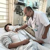 Điều trị cho bệnh nhân sốt xuất huyết tại Bệnh viện Bạch Mai. (Ảnh: T.G/Vietnam+)