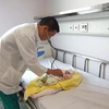 Bác sỹ Trung tâm tim mạch trẻ em khám cho bệnh nhi người Lào. (Ảnh: T.G/Vietnam+)
