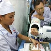 Khám bệnh cho người dân tại Trung tâm y tế huyện Vân Đồn, tỉnh Quảng Ninh. (Ảnh: PV/Vietnam+)