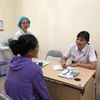 Bác sỹ khám miễn phí cho người dân bệnh lý về đại trực tràng, tầng sinh môn. (Ảnh: PV/Vietnam+)