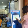 Người dân làm thủ tục khám bệnh theo mô hình y tế thông minh tại tỉnh Quảng Ninh. (Ảnh: T.G/Vietnam+)
